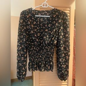 🔥3 for $20 Black floral blouse- gathered waist- flattering, pretty - never worn